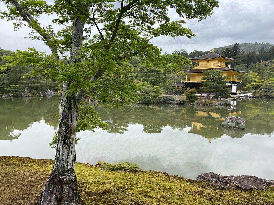 Pavilhão Dourado do templo Kinkaku-ji refletido no lago em Kyoto, Japão