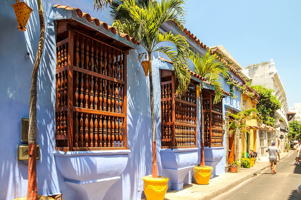Fachadas coloridas e varandas no centro antigo de Cartagena, Colômbia