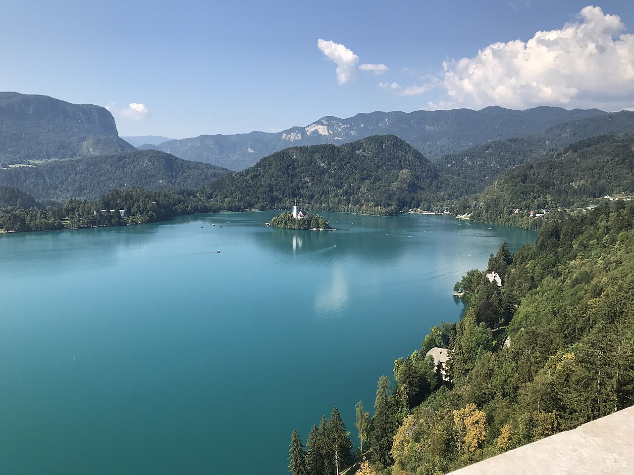 Lago Bled e sua ilha vistos do castelo, na Eslovênia