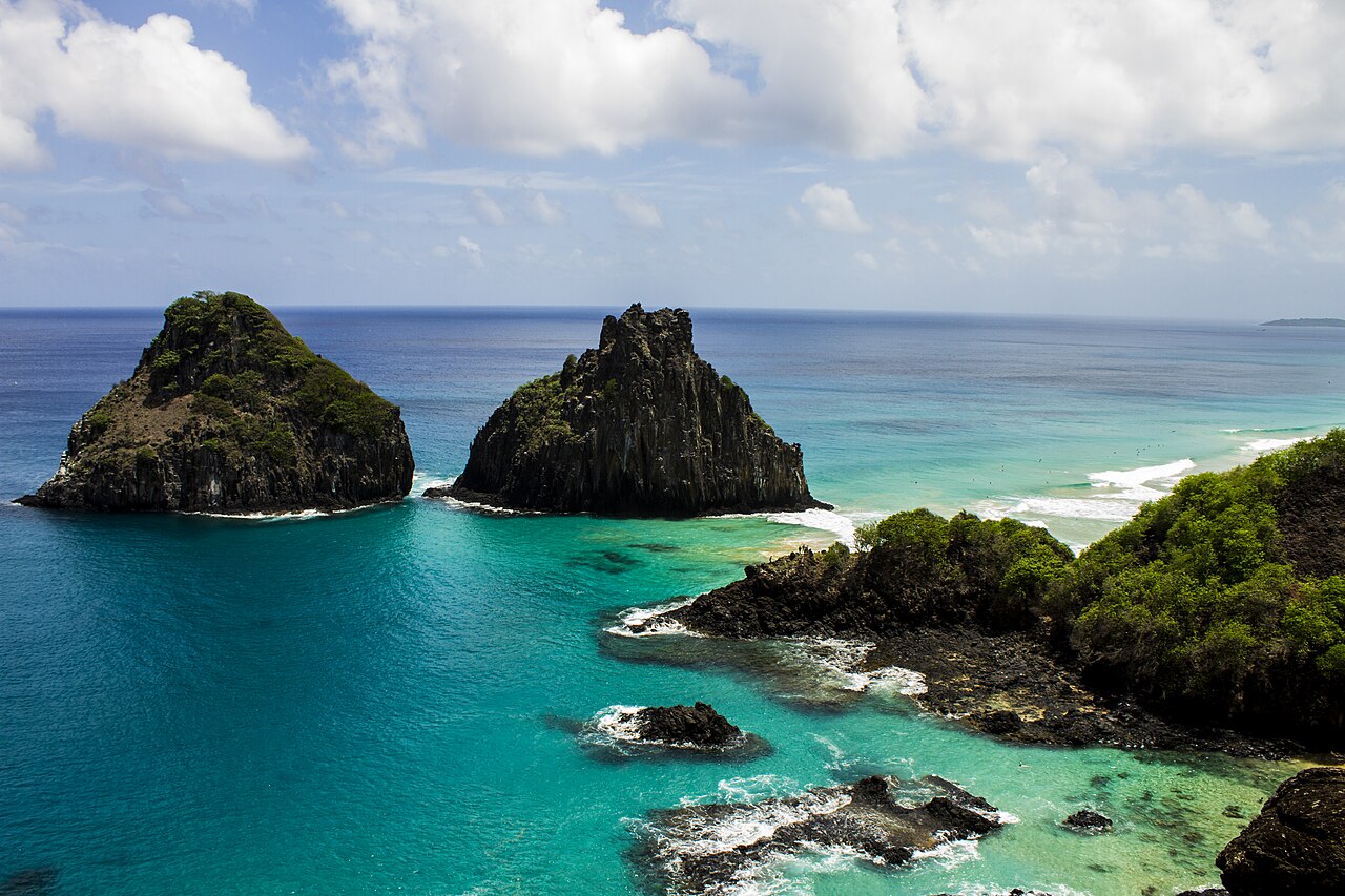 Baía dos Porcos e Morro Dois Irmãos em Fernando de Noronha